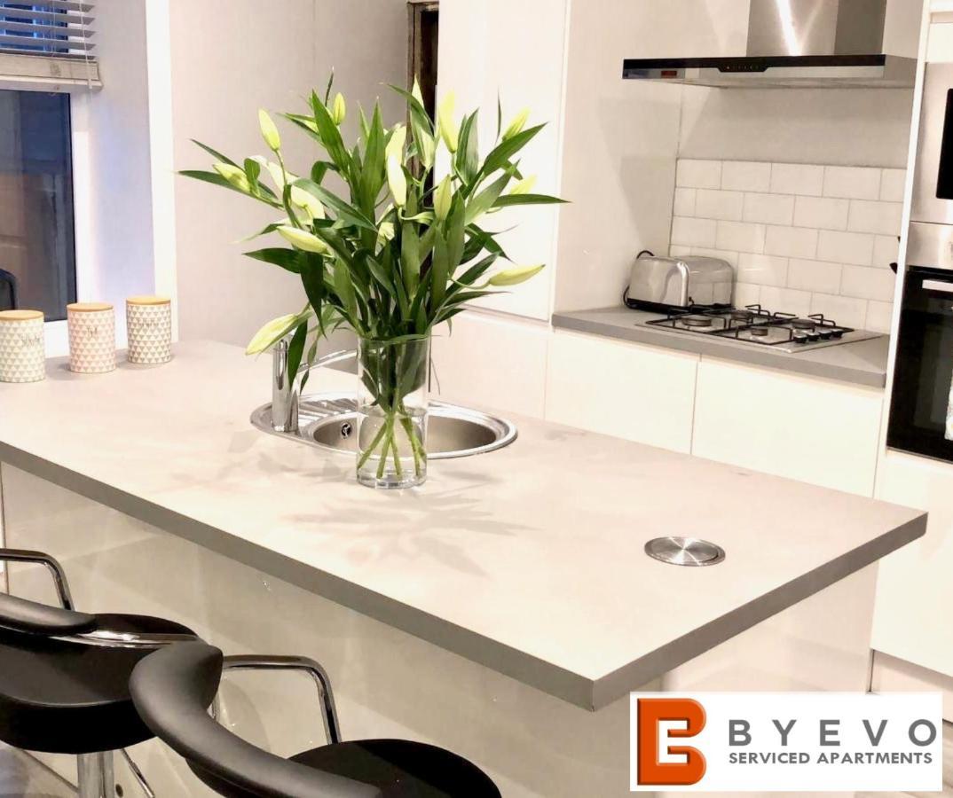 גלאזגו Byevo Almar Villa - Close To City And Airport - Perfect For Contractors Or Large Groups מראה חיצוני תמונה